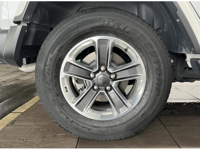 ジープ・ラングラーアンリミテッド サハラ　ワンオーナー　レザーシート　シートヒーター　ＡｐｐｌｅＣａｒＰｌａｙ　Ｂｌｕｅｔｏｏｔｈ　純正ナビゲーション　フルセグ　ＬＥＤヘッドライト　前面衝突警報　アダプティブクルーズコントロール　バックカメラ（19枚目）