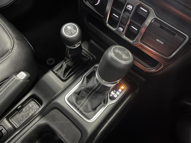 ジープ・ラングラーアンリミテッド サハラ　ワンオーナー　レザーシート　シートヒーター　ＡｐｐｌｅＣａｒＰｌａｙ　Ｂｌｕｅｔｏｏｔｈ　純正ナビゲーション　フルセグ　ＬＥＤヘッドライト　前面衝突警報　アダプティブクルーズコントロール　バックカメラ（32枚目）
