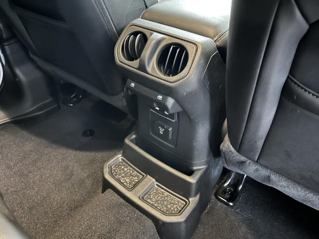ジープ・ラングラーアンリミテッド サハラ　ワンオーナー　レザーシート　シートヒーター　ＡｐｐｌｅＣａｒＰｌａｙ　Ｂｌｕｅｔｏｏｔｈ　純正ナビゲーション　フルセグ　ＬＥＤヘッドライト　前面衝突警報　アダプティブクルーズコントロール　バックカメラ（37枚目）