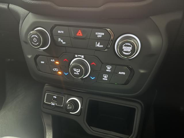 ジープ・レネゲード リミテッド LEDヘッドライト レザーシート シートヒーター AppleCarPlay Bluetooth 純正ナビゲーション フルセグ 前面衝突警報 ACC バックカメラ 認定中古車保証付(30枚目)