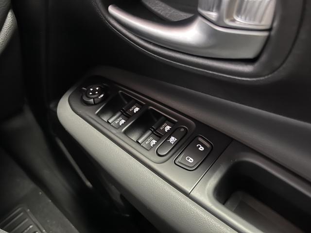 ジープ・レネゲード リミテッド LEDヘッドライト レザーシート シートヒーター AppleCarPlay Bluetooth 純正ナビゲーション フルセグ 前面衝突警報 ACC バックカメラ 認定中古車保証付(33枚目)