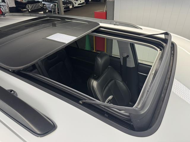 ジープ・グランドチェロキーＬ リミテッド　サンルーフ　ＡｐｐｌｅＣａｒｐｌａｙ　Ｂｌｕｅｔｏｏｔｈ　純正ナビ　３６０°カメラ　レザーシート　シートヒーター＆クーラー　前面衝突警報　アダプティブクルーズコントロール　電動リアゲート（40枚目）