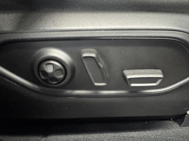 ジープ・グランドチェロキーＬ リミテッド　サンルーフ　ＡｐｐｌｅＣａｒｐｌａｙ　Ｂｌｕｅｔｏｏｔｈ　純正ナビ　３６０°カメラ　レザーシート　シートヒーター＆クーラー　前面衝突警報　アダプティブクルーズコントロール　電動リアゲート（43枚目）