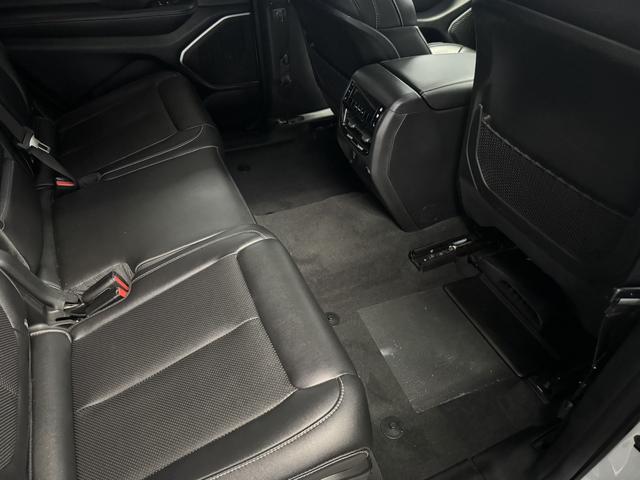 ジープ・グランドチェロキーＬ リミテッド　サンルーフ　ＡｐｐｌｅＣａｒｐｌａｙ　Ｂｌｕｅｔｏｏｔｈ　純正ナビ　３６０°カメラ　レザーシート　シートヒーター＆クーラー　前面衝突警報　アダプティブクルーズコントロール　電動リアゲート（45枚目）