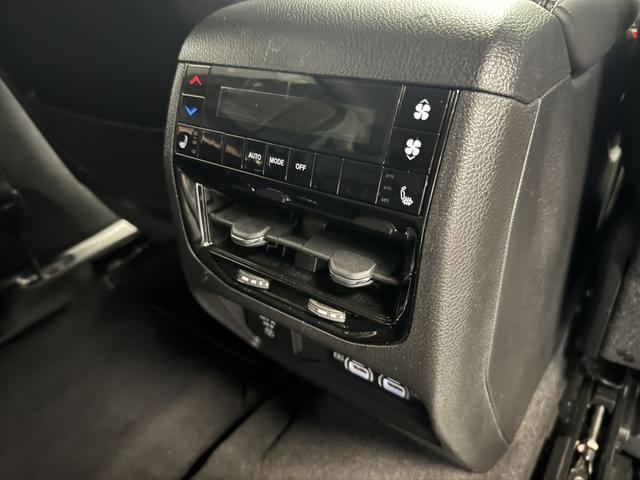 ジープ・グランドチェロキーＬ リミテッド　サンルーフ　ＡｐｐｌｅＣａｒｐｌａｙ　Ｂｌｕｅｔｏｏｔｈ　純正ナビ　３６０°カメラ　レザーシート　シートヒーター＆クーラー　前面衝突警報　アダプティブクルーズコントロール　電動リアゲート（47枚目）
