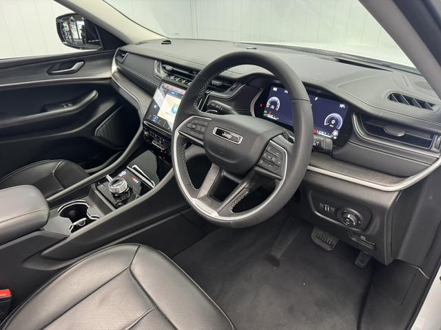 ジープ・グランドチェロキーＬ リミテッド　サンルーフ　ＡｐｐｌｅＣａｒｐｌａｙ　Ｂｌｕｅｔｏｏｔｈ　純正ナビ　３６０°カメラ　レザーシート　シートヒーター＆クーラー　前面衝突警報　アダプティブクルーズコントロール　電動リアゲート（63枚目）