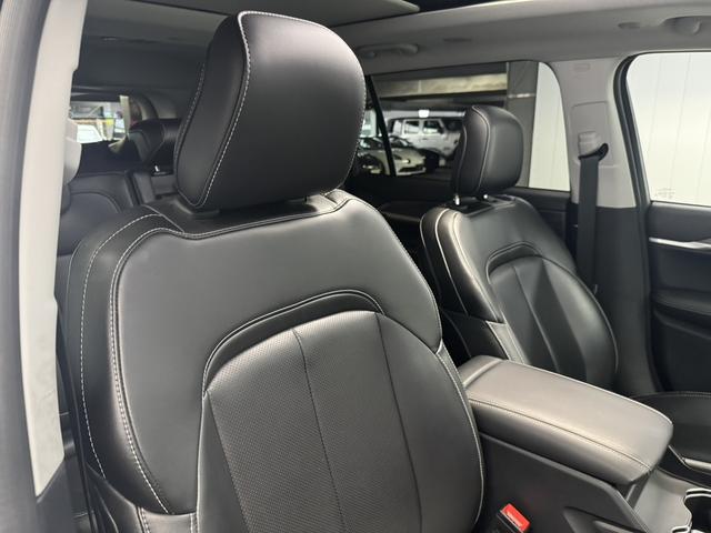 ジープ・グランドチェロキーＬ リミテッド　サンルーフ　ＡｐｐｌｅＣａｒｐｌａｙ　Ｂｌｕｅｔｏｏｔｈ　純正ナビ　３６０°カメラ　レザーシート　シートヒーター＆クーラー　前面衝突警報　アダプティブクルーズコントロール　電動リアゲート（64枚目）