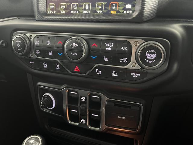 ジープ・ラングラーアンリミテッド サハラ 3.6LV6エンジン レザーシート シートヒーター AppleCarplay Bluetooth 純正ナビゲーション フルセグ LEDヘッドライト 前面衝突警報 ACC バックカメラ(30枚目)