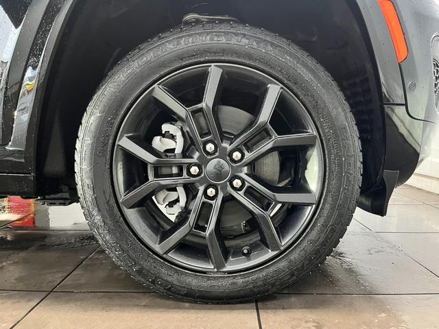 ジープ・グランドチェロキー4xe 30thアニバーサリーエディション 90台限定車 AppleCarPlay Bluetooth 純正ナビゲーション 360カメラ レザーシート シートヒーター&クーラー 前面衝突警報 アダプティブクルーズコントロール 電動リアゲート(50枚目)