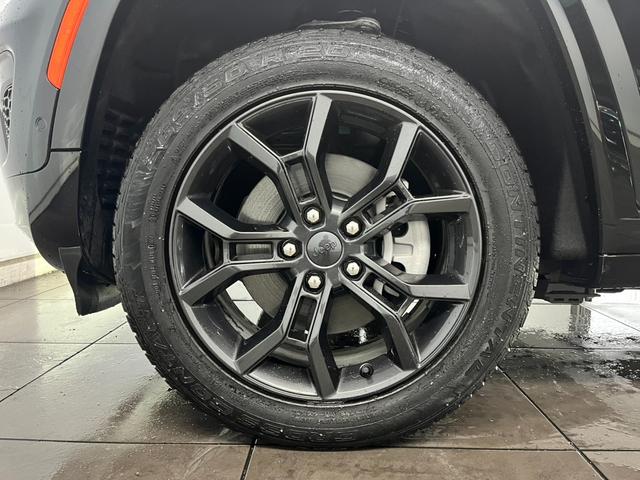 ジープ・グランドチェロキー4xe 30thアニバーサリーエディション 90台限定車 AppleCarPlay Bluetooth 純正ナビゲーション 360カメラ レザーシート シートヒーター&クーラー 前面衝突警報 アダプティブクルーズコントロール 電動リアゲート(52枚目)