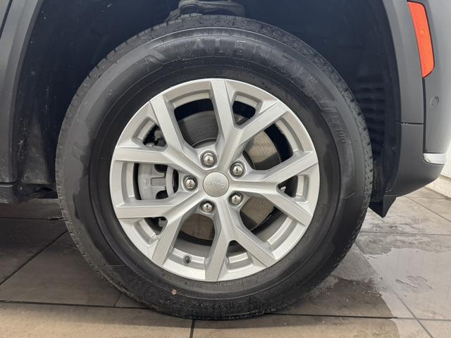 ジープ・グランドチェロキー リミテッド ワンオーナー レザーシート シートヒーター&クーラー 360カメラ AppleCarPlay Bluetooth 純正ナビ アダプティブクルーズコントロール ALPINE製スピーカー 電動リアゲート(16枚目)