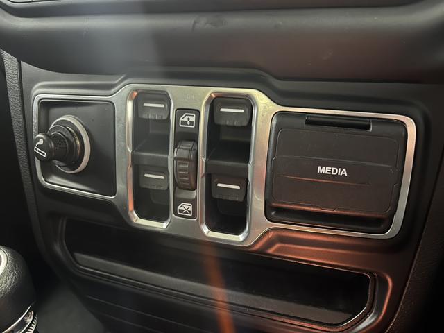 ジープ・ラングラーアンリミテッド スポーツ ワンオーナー AppleCarplay Bluetooth 前面衝突警報 アダプティブクルーズコントロール バックカメラ サイドカメラ 認定中古車保証(62枚目)