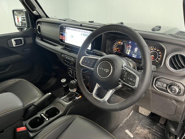 ジープ・ラングラーアンリミテッド サハラ　元デモカー　マイナーチェンジ後期モデル　ＬＥＤヘッドライト　レザーシート　アダプティブクルーズコントロール　前面衝突警報　Ｆカメラ　Ｂカメラ　パワーシート　シートヒーター　ＡｐｐｌｅＣａｒｐｌａｙ（6枚目）