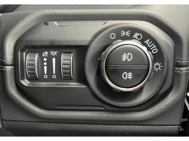 ジープ・ラングラーアンリミテッド サハラ　元デモカー　マイナーチェンジ後期モデル　ＬＥＤヘッドライト　レザーシート　アダプティブクルーズコントロール　前面衝突警報　Ｆカメラ　Ｂカメラ　パワーシート　シートヒーター　ＡｐｐｌｅＣａｒｐｌａｙ（35枚目）