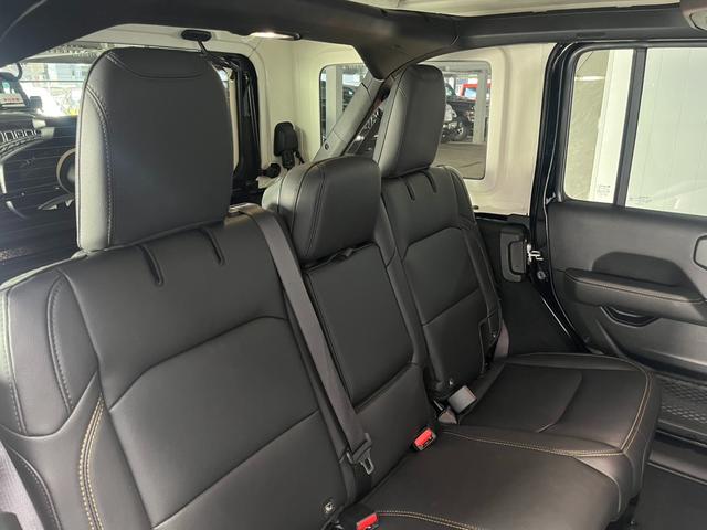 ジープ・ラングラーアンリミテッド サハラ　元デモカー　マイナーチェンジ後期モデル　ＬＥＤヘッドライト　レザーシート　アダプティブクルーズコントロール　前面衝突警報　Ｆカメラ　Ｂカメラ　パワーシート　シートヒーター　ＡｐｐｌｅＣａｒｐｌａｙ（38枚目）