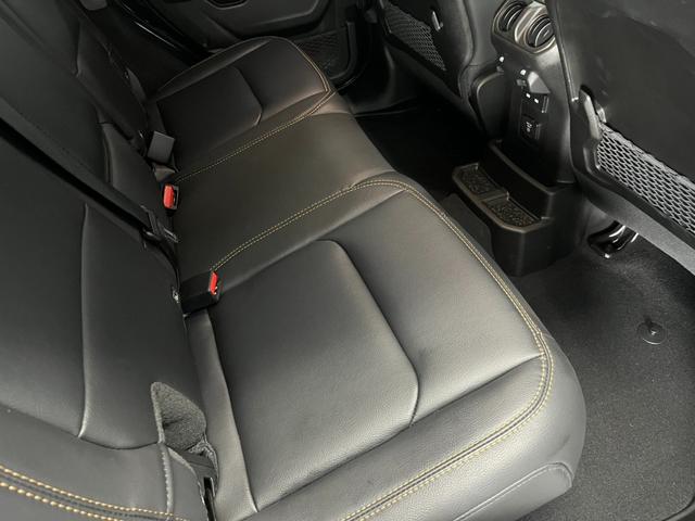 ジープ・ラングラーアンリミテッド サハラ　元デモカー　マイナーチェンジ後期モデル　ＬＥＤヘッドライト　レザーシート　アダプティブクルーズコントロール　前面衝突警報　Ｆカメラ　Ｂカメラ　パワーシート　シートヒーター　ＡｐｐｌｅＣａｒｐｌａｙ（39枚目）