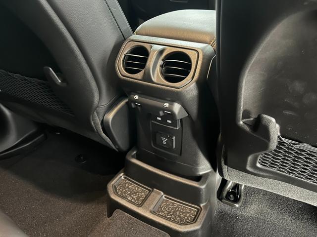 ジープ・ラングラーアンリミテッド サハラ　元デモカー　マイナーチェンジ後期モデル　ＬＥＤヘッドライト　レザーシート　アダプティブクルーズコントロール　前面衝突警報　Ｆカメラ　Ｂカメラ　パワーシート　シートヒーター　ＡｐｐｌｅＣａｒｐｌａｙ（40枚目）