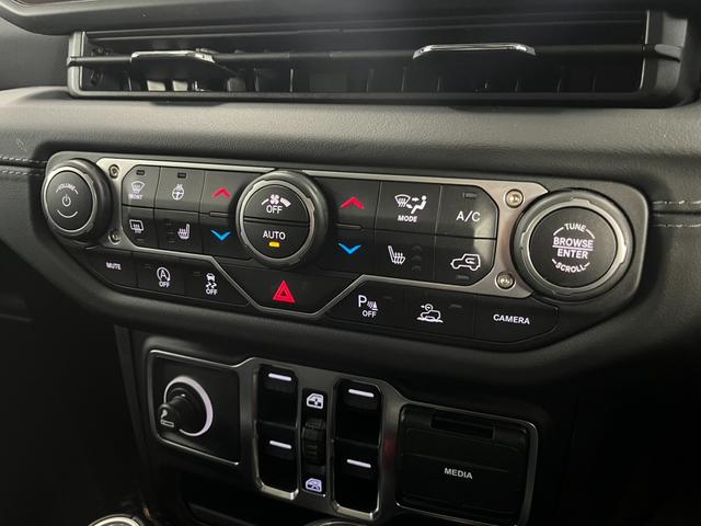 ジープ・ラングラーアンリミテッド サハラ　元デモカー　マイナーチェンジ後期モデル　ＬＥＤヘッドライト　レザーシート　アダプティブクルーズコントロール　前面衝突警報　Ｆカメラ　Ｂカメラ　パワーシート　シートヒーター　ＡｐｐｌｅＣａｒｐｌａｙ（68枚目）