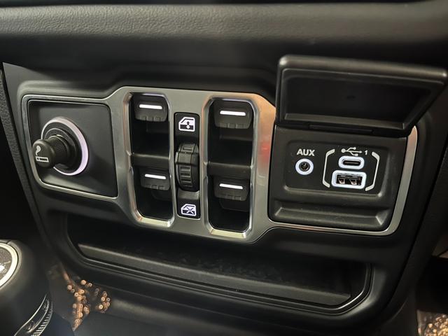 ジープ・ラングラーアンリミテッド サハラ　元デモカー　マイナーチェンジ後期モデル　ＬＥＤヘッドライト　レザーシート　アダプティブクルーズコントロール　前面衝突警報　Ｆカメラ　Ｂカメラ　パワーシート　シートヒーター　ＡｐｐｌｅＣａｒｐｌａｙ（69枚目）