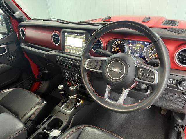 ジープ・グラディエーター ルビコン　ワンオーナー　レザーシート　シートヒーター　ＡｐｐｌｅＣａｒｐｌａｙ　Ｂｌｕｅｔｏｏｔｈ　純正ナビゲーション　フルセグ　ＬＥＤヘッド　前面衝突警報　アダプティブクルーズコントロール　バックカメラ（6枚目）