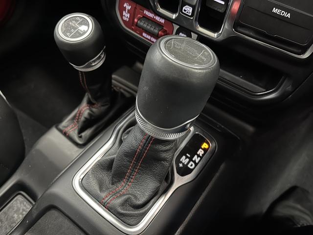 ジープ・グラディエーター ルビコン　ワンオーナー　レザーシート　シートヒーター　ＡｐｐｌｅＣａｒｐｌａｙ　Ｂｌｕｅｔｏｏｔｈ　純正ナビゲーション　フルセグ　ＬＥＤヘッド　前面衝突警報　アダプティブクルーズコントロール　バックカメラ（33枚目）