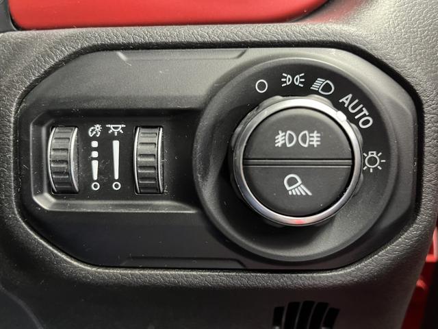 ジープ・グラディエーター ルビコン　ワンオーナー　レザーシート　シートヒーター　ＡｐｐｌｅＣａｒｐｌａｙ　Ｂｌｕｅｔｏｏｔｈ　純正ナビゲーション　フルセグ　ＬＥＤヘッド　前面衝突警報　アダプティブクルーズコントロール　バックカメラ（72枚目）