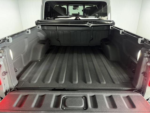 ジープ・グラディエーター ルビコン ワンオーナー レザーシート シートヒーター AppleCarplay Bluetooth 純正ナビ フルセグ LEDヘッド 前面衝突警報 アダプティブクルーズコントロール バックカメラ 認定中古車保証(9枚目)