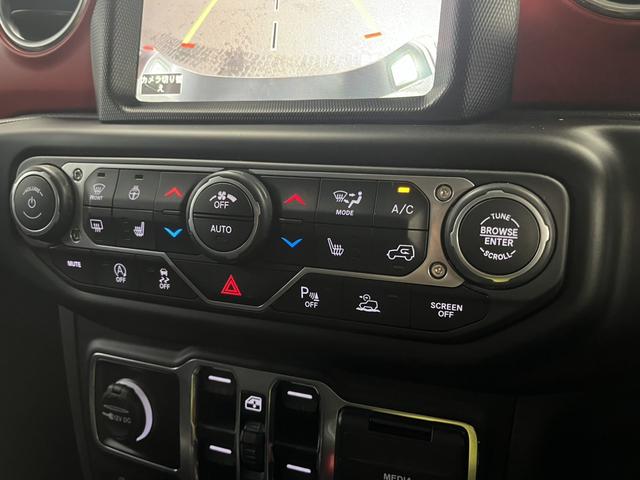 ジープ・グラディエーター ルビコン ワンオーナー レザーシート シートヒーター AppleCarplay Bluetooth 純正ナビ フルセグ LEDヘッド 前面衝突警報 アダプティブクルーズコントロール バックカメラ 認定中古車保証(29枚目)