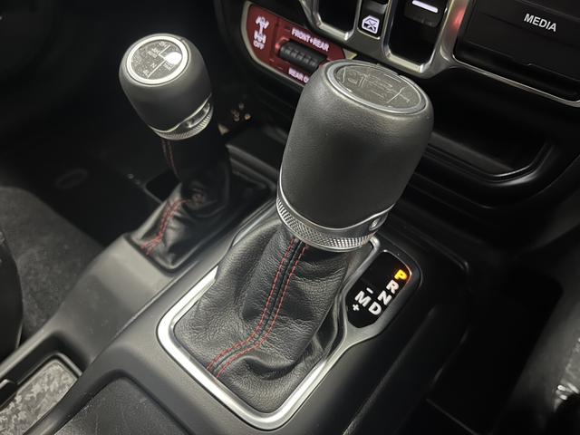 ジープ・グラディエーター ルビコン ワンオーナー レザーシート シートヒーター AppleCarplay Bluetooth 純正ナビ フルセグ LEDヘッド 前面衝突警報 アダプティブクルーズコントロール バックカメラ 認定中古車保証(31枚目)