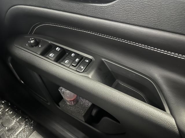 ジープ・コマンダー 　弊社デモカ―　ＡｐｐｌｅＣａｒｐｌａｙ　Ｂｌｕｅｔｏｏｔｈ　純正ナビゲーション　レザーシート　シートヒーター　パワーシート　電動リアゲート　バックカメラ　アダプティブクルーズコントロール（33枚目）