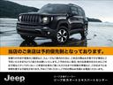 ジープ・ラングラーアンリミテッド サハラ　レザーシート　シートヒーター　ＡｐｐｌｅＣａｒｐｌａｙ　Ｂｌｕｅｔｏｏｔｈ　純正ナビゲーション　フルセグ　ＬＥＤヘッドライト　前面衝突警報　アダプティブクルーズコントロール　バックカメラ　認中保証付（3枚目）