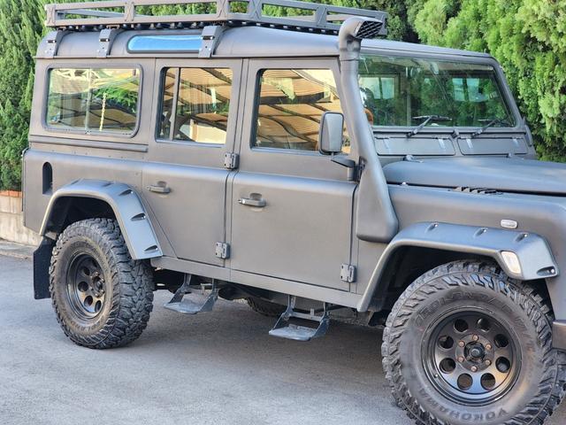 ディフェンダー １１０Ｓ　ラプターライナー全塗装　ＮＯＸ・ＰＭ不適合　ルーフキャリア　ワイドフェンダー　黒フルレザーシート　ａｎｄｒｏｉｄディスプレイ　Ｂカメラ　ウッドステア　シュノーケル　５ＭＴ　サイドステップ　集中ロック（6枚目）