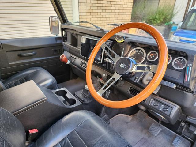 ディフェンダー １１０Ｓ　ラプターライナー全塗装　ＮＯＸ・ＰＭ不適合　ルーフキャリア　ワイドフェンダー　黒フルレザーシート　ａｎｄｒｏｉｄディスプレイ　Ｂカメラ　ウッドステア　シュノーケル　５ＭＴ　サイドステップ　集中ロック（13枚目）