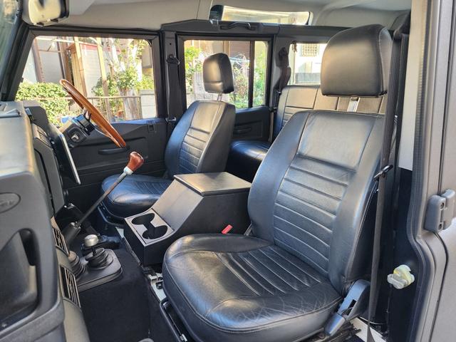 ディフェンダー １１０Ｓ　ラプターライナー全塗装　ＮＯＸ・ＰＭ不適合　ルーフキャリア　ワイドフェンダー　黒フルレザーシート　ａｎｄｒｏｉｄディスプレイ　Ｂカメラ　ウッドステア　シュノーケル　５ＭＴ　サイドステップ　集中ロック（17枚目）