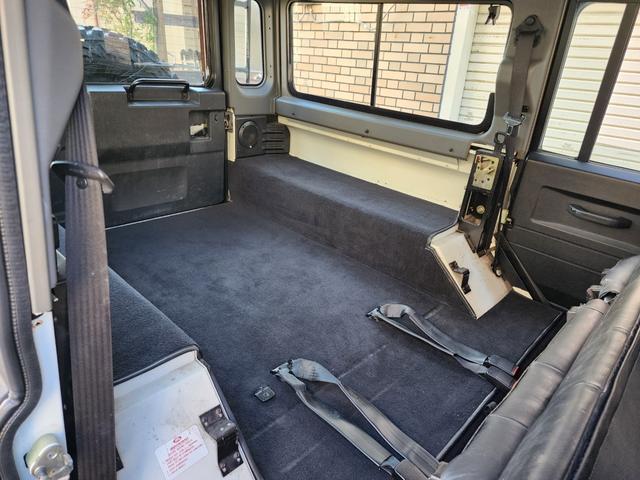 ディフェンダー １１０Ｓ　ラプターライナー全塗装　ＮＯＸ・ＰＭ不適合　ルーフキャリア　ワイドフェンダー　黒フルレザーシート　ａｎｄｒｏｉｄディスプレイ　Ｂカメラ　ウッドステア　シュノーケル　５ＭＴ　サイドステップ　集中ロック（49枚目）