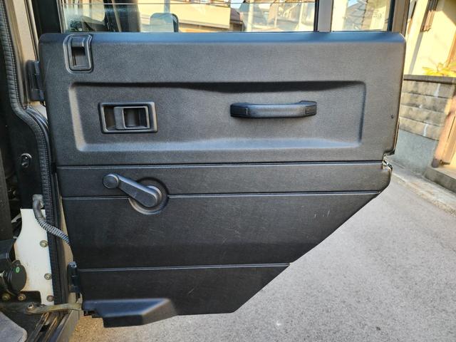 ディフェンダー １１０Ｓ　ラプターライナー全塗装　ＮＯＸ・ＰＭ不適合　ルーフキャリア　ワイドフェンダー　黒フルレザーシート　ａｎｄｒｏｉｄディスプレイ　Ｂカメラ　ウッドステア　シュノーケル　５ＭＴ　サイドステップ　集中ロック（56枚目）