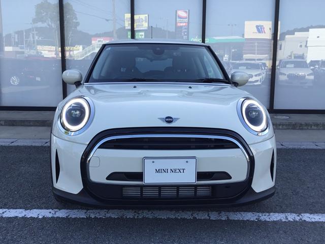 ＭＩＮＩ クーパー　クラシック・トリム　弊社１オーナー　認定中古車　電動サイドブレーキ　ＡＣＣ　ペッパーホワイト　バックカメラ　ＬＥＤヘッドライト　１６インチアルミホイル　同色ルーフ　アップルカープレイ（3枚目）