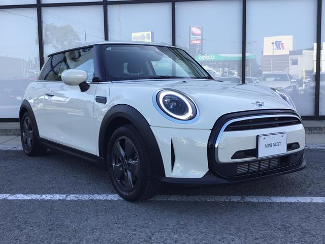 ＭＩＮＩ クーパー　クラシック・トリム　弊社１オーナー　認定中古車　電動サイドブレーキ　ＡＣＣ　ペッパーホワイト　バックカメラ　ＬＥＤヘッドライト　１６インチアルミホイル　同色ルーフ　アップルカープレイ（4枚目）