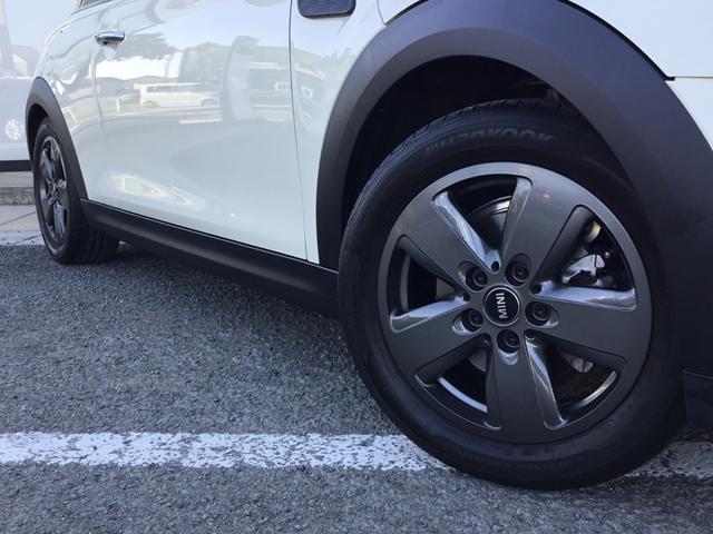 ＭＩＮＩ クーパー　クラシック・トリム　弊社１オーナー　認定中古車　電動サイドブレーキ　ＡＣＣ　ペッパーホワイト　バックカメラ　ＬＥＤヘッドライト　１６インチアルミホイル　同色ルーフ　アップルカープレイ（5枚目）