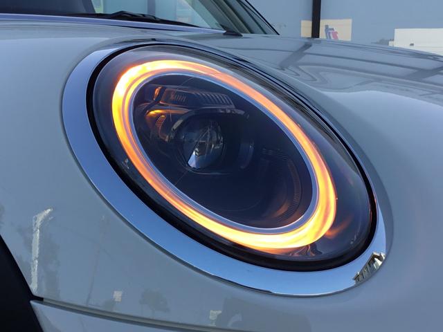 ＭＩＮＩ クーパー　クラシック・トリム　弊社１オーナー　認定中古車　電動サイドブレーキ　ＡＣＣ　ペッパーホワイト　バックカメラ　ＬＥＤヘッドライト　１６インチアルミホイル　同色ルーフ　アップルカープレイ（6枚目）