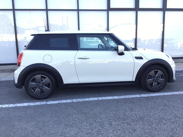ＭＩＮＩ クーパー　クラシック・トリム　弊社１オーナー　認定中古車　電動サイドブレーキ　ＡＣＣ　ペッパーホワイト　バックカメラ　ＬＥＤヘッドライト　１６インチアルミホイル　同色ルーフ　アップルカープレイ（8枚目）