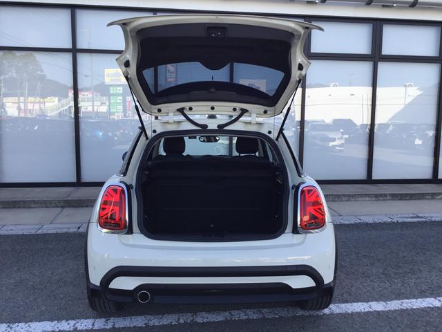 ＭＩＮＩ クーパー　クラシック・トリム　弊社１オーナー　認定中古車　電動サイドブレーキ　ＡＣＣ　ペッパーホワイト　バックカメラ　ＬＥＤヘッドライト　１６インチアルミホイル　同色ルーフ　アップルカープレイ（17枚目）