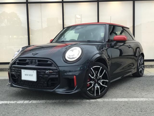 ＭＩＮＩ ジョンクーパーワークス　ジョンクーパーワークストリム　弊社展示試乗車　認定中古車　　禁煙車両　レジェンドグレー／レッドルーフ　Ｏパッケージ　１８インチアルミ　プライバシーガラス　電動シート　インテリアカメラ　レッドスポーツストライプ（2枚目）