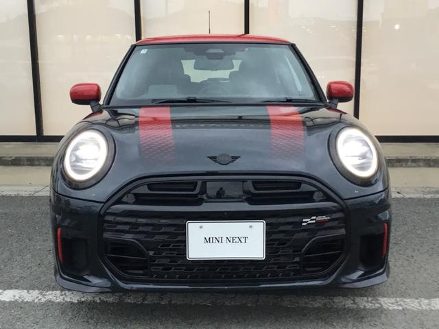 ＭＩＮＩ ジョンクーパーワークス　ジョンクーパーワークストリム　弊社展示試乗車　認定中古車　　禁煙車両　レジェンドグレー／レッドルーフ　Ｏパッケージ　１８インチアルミ　プライバシーガラス　電動シート　インテリアカメラ　レッドスポーツストライプ（3枚目）