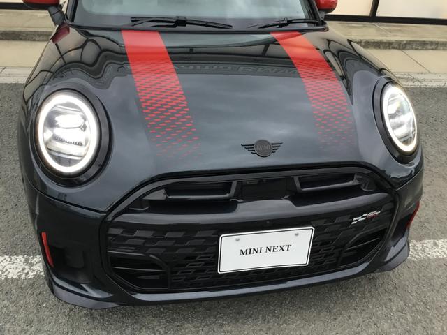 ＭＩＮＩ ジョンクーパーワークス　ジョンクーパーワークストリム　弊社展示試乗車　認定中古車　　禁煙車両　レジェンドグレー／レッドルーフ　Ｏパッケージ　１８インチアルミ　プライバシーガラス　電動シート　インテリアカメラ　レッドスポーツストライプ（4枚目）