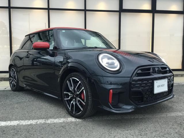ＭＩＮＩ ジョンクーパーワークス　ジョンクーパーワークストリム　弊社展示試乗車　認定中古車　　禁煙車両　レジェンドグレー／レッドルーフ　Ｏパッケージ　１８インチアルミ　プライバシーガラス　電動シート　インテリアカメラ　レッドスポーツストライプ（6枚目）