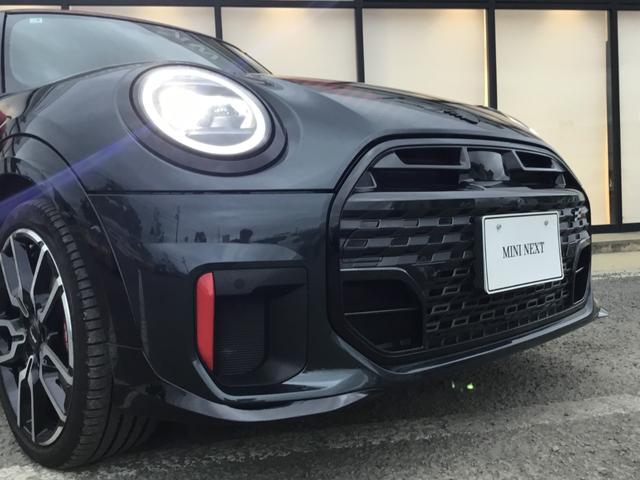 ＭＩＮＩ ジョンクーパーワークス　ジョンクーパーワークストリム　弊社展示試乗車　認定中古車　　禁煙車両　レジェンドグレー／レッドルーフ　Ｏパッケージ　１８インチアルミ　プライバシーガラス　電動シート　インテリアカメラ　レッドスポーツストライプ（7枚目）