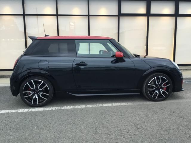 ＭＩＮＩ ジョンクーパーワークス　ジョンクーパーワークストリム　弊社展示試乗車　認定中古車　　禁煙車両　レジェンドグレー／レッドルーフ　Ｏパッケージ　１８インチアルミ　プライバシーガラス　電動シート　インテリアカメラ　レッドスポーツストライプ（9枚目）