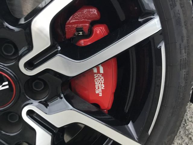 ＭＩＮＩ ジョンクーパーワークス　ジョンクーパーワークストリム　弊社展示試乗車　認定中古車　　禁煙車両　レジェンドグレー／レッドルーフ　Ｏパッケージ　１８インチアルミ　プライバシーガラス　電動シート　インテリアカメラ　レッドスポーツストライプ（11枚目）