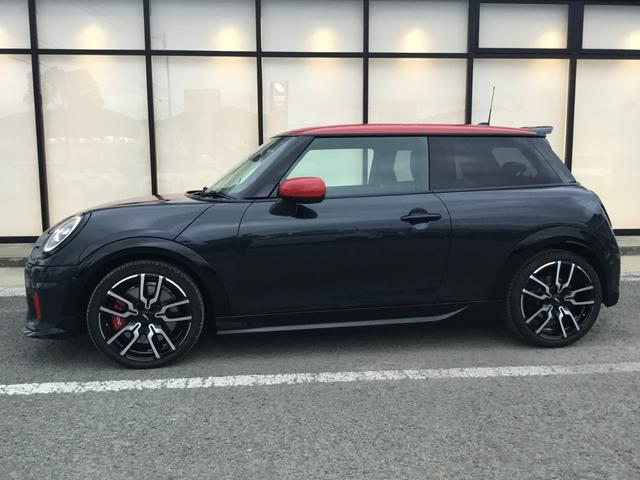 ＭＩＮＩ ジョンクーパーワークス　ジョンクーパーワークストリム　弊社展示試乗車　認定中古車　　禁煙車両　レジェンドグレー／レッドルーフ　Ｏパッケージ　１８インチアルミ　プライバシーガラス　電動シート　インテリアカメラ　レッドスポーツストライプ（15枚目）